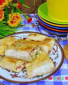 Жареный лаваш с колбасой и сыром