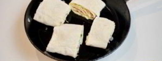 жареный лаваш с колбасой и сыром. Шаг 7