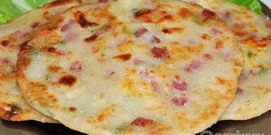 Быстрые лепешки с колбасой и сыром