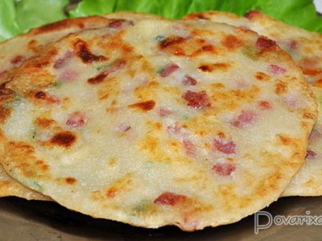 Рецепт быстрых лепешек с колбасой и сыром