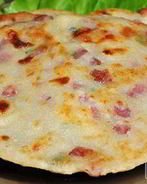 Быстрые лепешки с колбасой и сыром