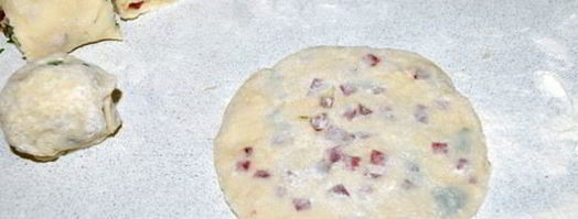 быстрые лепешки с колбасой и сыром. Шаг 5