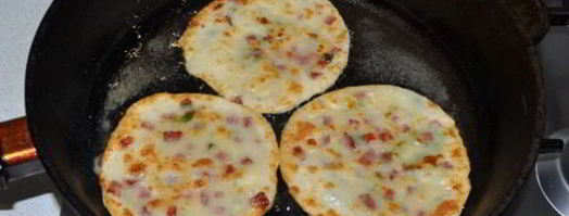 быстрые лепешки с колбасой и сыром. Шаг 6