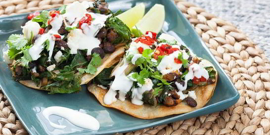 Черные бобы и мангольд жареные с лепешками