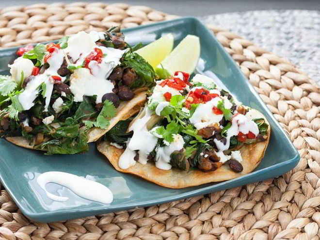 Рецепт черных бобов и мангольд жареные с лепешками