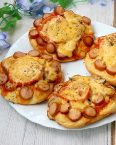 Дрожжевые лепешки с сосисками