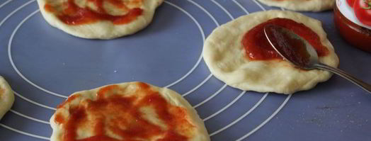 дрожжевые лепешки с сосисками. Шаг 2