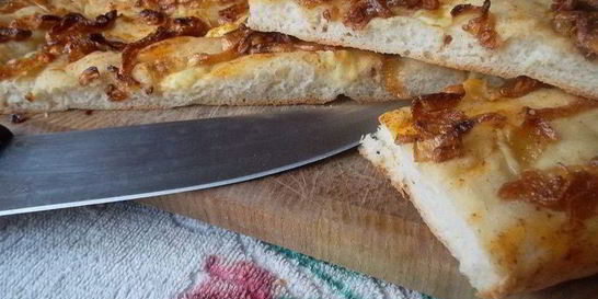 Фокачча с брынзой и карамелезированным луком