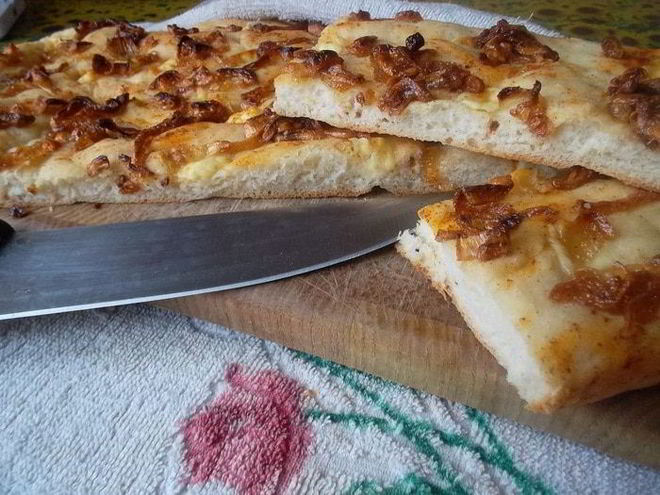 Рецепт фокаччи с брынзой и карамелезированным луком