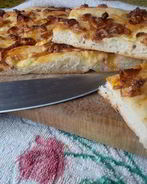 Фокачча с брынзой и карамелезированным луком