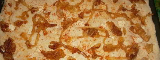 фокачча с брынзой и карамелезированным луком. Шаг 4