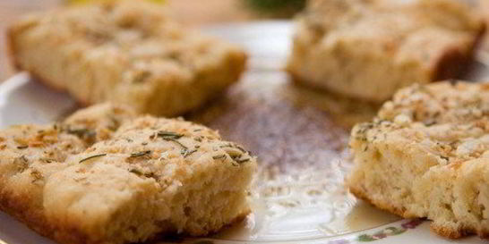 Фокачча с каменной солью и розмарином