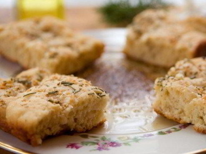 Рецепт фокаччи с каменной солью и розмарином