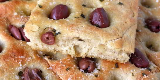 Фокачча с маслинами и розмарином