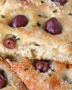 Фокачча с маслинами и розмарином