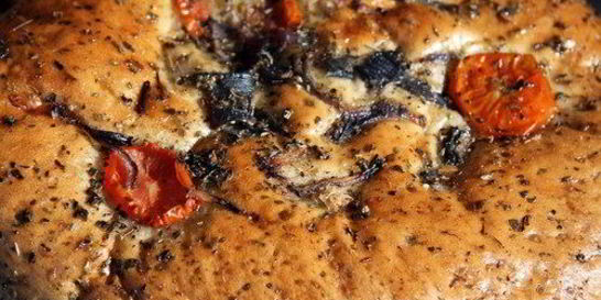 Фокачча с песто, маслинами и перцами пеппердью