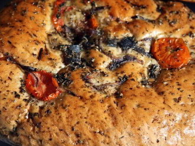 Рецепт фокаччи с песто, маслинами и перцами пеппердью