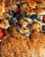 Фокачча с песто, маслинами и перцами пеппердью