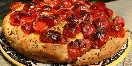 Фокачча с помидорами и базиликом