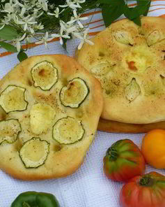 Фокачча с цукини и репчатым луком