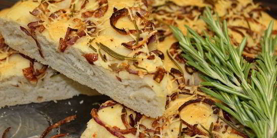 Фокачча с жареным луком и розмарином