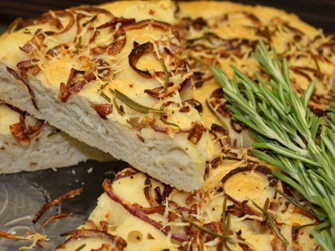 Рецепт фокаччи с жареным луком и розмарином