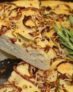 Фокачча с жареным луком и розмарином