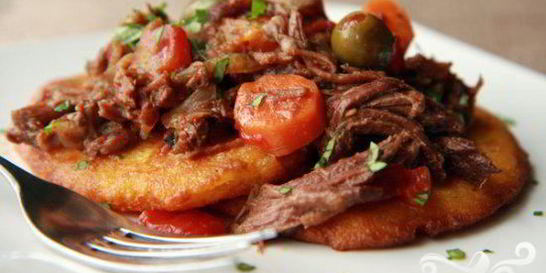 Говядина с кукурузными лепешками