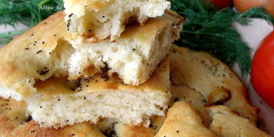 Картофельная фокачча с жареным луком и маком