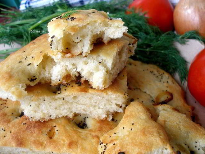 Рецепт картофельной фокаччи с жареным луком и маком