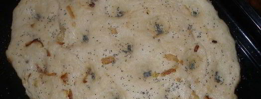 картофельная фокачча с жареным луком и маком. Шаг 10