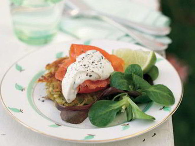 Рецепт копченой форели на картофельной лепешке со шнитт-луком, сметаной и хреном