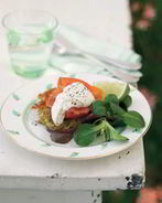 Копченая форель на картофельной лепешке со шнитт-луком, сметаной и хреном