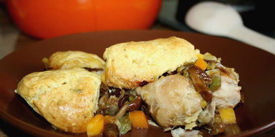 Куриный кобблер с тимьяновыми лепешками