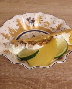 Кусочки курицы в индийской лепешке с манго и лаймовой заправкой