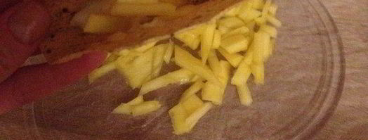 кусочки курицы в индийской лепешке с манго и лаймовой заправкой. Шаг 17