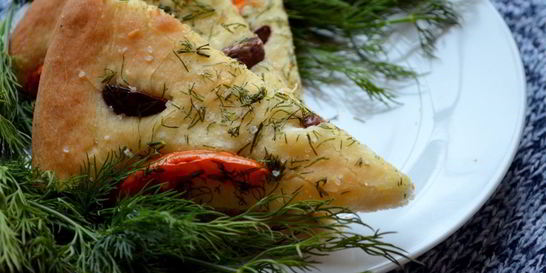 Лепешка с помидором, оливками и укропом