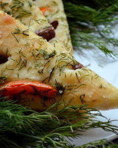 Лепешка с помидором, оливками и укропом