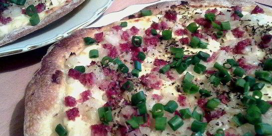 Лепешки из пресного теста с беконом