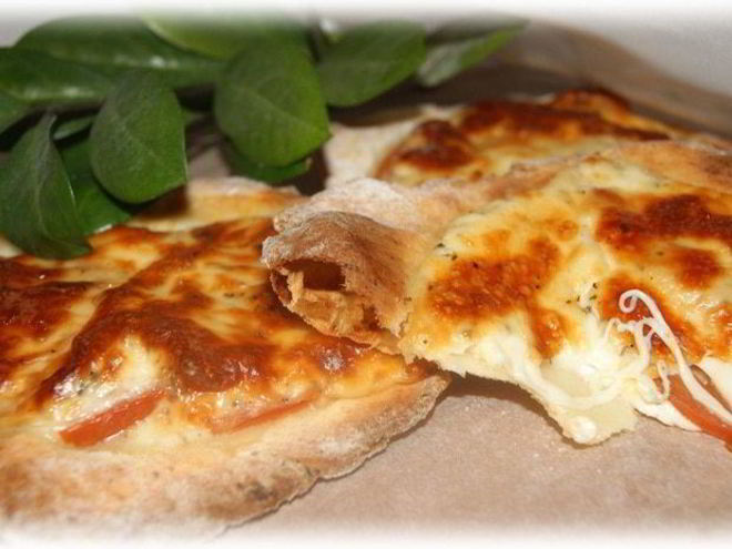 Рецепт лепешек из творожного теста с помидором и моцареллой