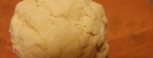 лепешки из творожного теста с помидором и моцареллой. Шаг 2