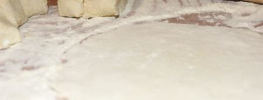 лепешки из творожного теста с помидором и моцареллой. Шаг 3