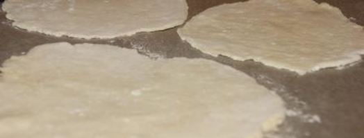 лепешки из творожного теста с помидором и моцареллой. Шаг 6