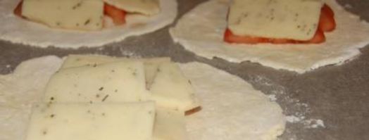 лепешки из творожного теста с помидором и моцареллой. Шаг 7