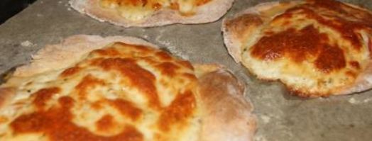 лепешки из творожного теста с помидором и моцареллой. Шаг 8