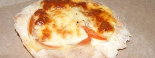 лепешки из творожного теста с помидором и моцареллой. Шаг 9