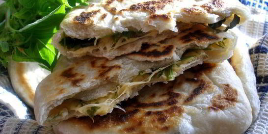 Лепешки на минеральной воде с зеленью и сыром