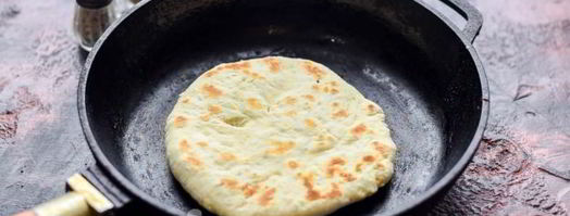 лепешки с адыгейским сыром на сковороде. Шаг 11