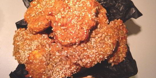 Лепешки с кунжутом, семечками и сыром на сыворотке