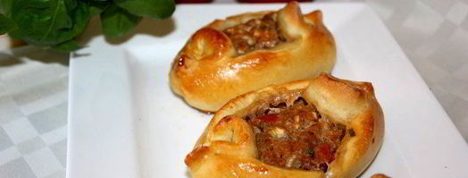 пиде — турецкие лепешки с фаршем, фетой и помидорами. Шаг 10